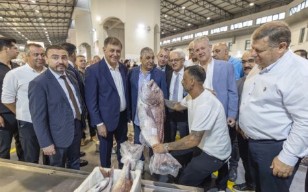İzmir’de sezonun ilk balıkları mezatta satıldı