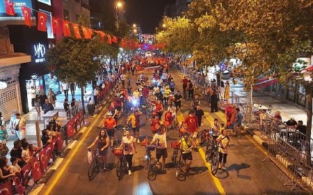 Zafer Bayramı Coşkusu Fener Alayı ile Taçlandı