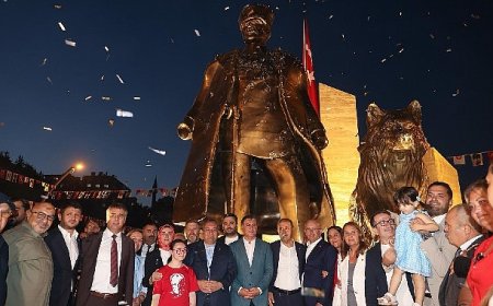 Keçiören’de 30 Ağustos Zafer Anıtı görkemli törenle açıldı