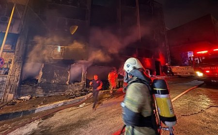 İzmir İtfaiyesi Konak’ta çıkan yangında iki kişiyi kurtardı