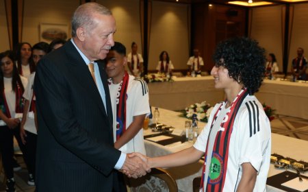 Cumhurbaşkanı Erdoğan, Yüksekovaspor Kadın Futbol Takımı’nı ağırladı