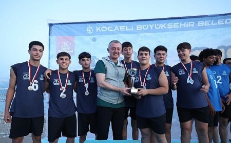 Başkan Büyükakın, gençlerin enerjisine ortak oldu; Plaj Şenlikleri Sekapark’ta başladı