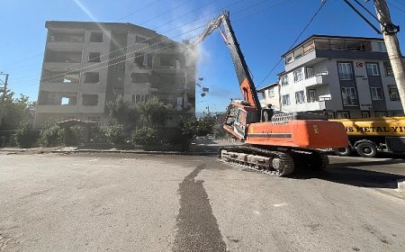 Derince’de ağır hasarlı binaya ilk kepçe vuruldu