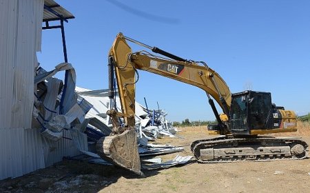 Akçalar’da 2 kaçak yapı yıkıldı