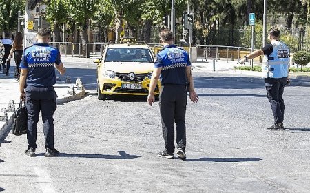 İzmir’de zabıta ekiplerinden yolcu kılığında taksi denetimi