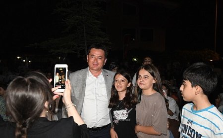 Başkan Aydın, Güneştepe’de çocuklarla açık hava sinemasında buluştu