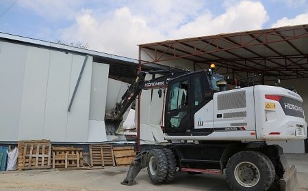 Nilüfer’de kaçak iki iş yeri yıkıldı