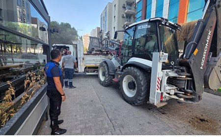 Bayraklı’da kaldırım işgallerine geçit yok