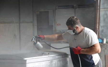 Kandıra Belediyesi, Çöp Konteynerlerini Tamir Ederek Tasarruf Sağlıyor