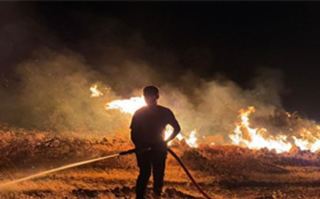 İzmir İtfaiyesi Buca’da başlayıp Gaziemir’e ulaşan yangına karşı siper oldu