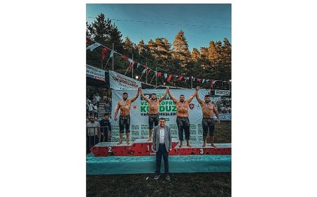 Kemer Belediye güreşçileri kürsüye çıktı