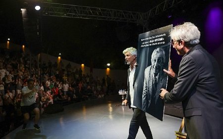 Buca Zeki & Metin sahnesinin uzun süren sessizliği alkışlarla bozuldu