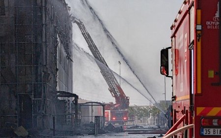 İzmir İtfaiyesi ALOSBİ’deki fabrika yangınını hızla söndürdü