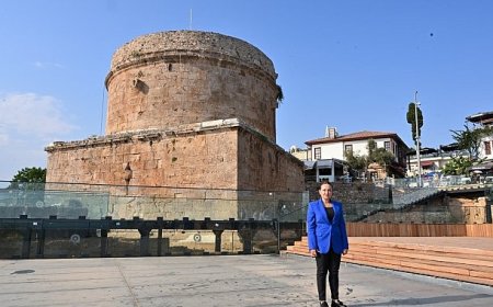 Başkan Vekili Özdemir Hıdırlık Kulesi çalışmalarını inceledi
