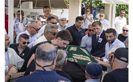 Foça’nın efsane başkanının oğlu son yolculuğuna uğurlandı