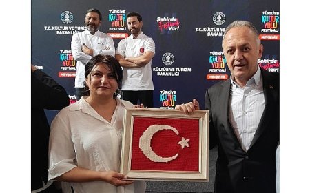 Atölyemizde Dokuduğumuz Türk Bayrağını Hediye Ettik