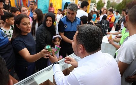 Rasim Başkan’dan Çocuklara Dondurma ve Limonata