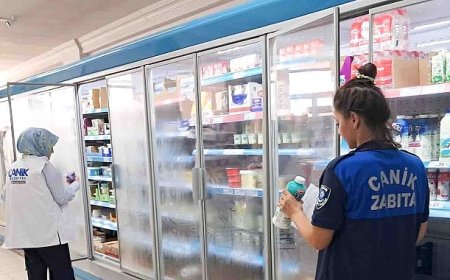 Canik Belediyesi Zabıta Müdürlüğü ekipleri, ilçedeki marketlerde satışa sunulan soğuk gıda ürünlerine yönelik denetim gerçekleştirdi.