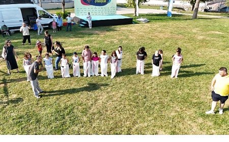 Halat çekme yarışının galibi Kandıralı çocuklar