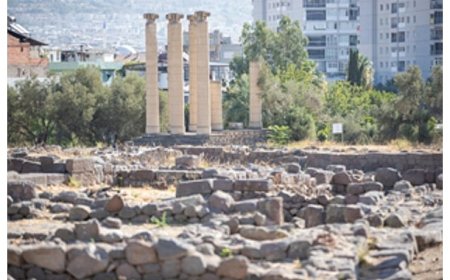 Başkan Tugay Smyrna kazılarını inceledi