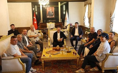 Başkan Rasim Arı, Halk Günü’nde Vatandaşları Dinledi