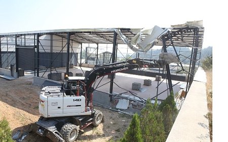 Kayapa’da iki kaçak yapı yıkıldı