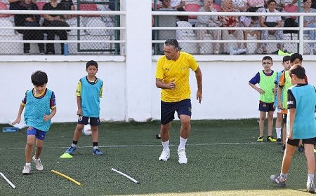 Profesyonel futbolcular geleceğin yıldızlarına hocalık yaptı