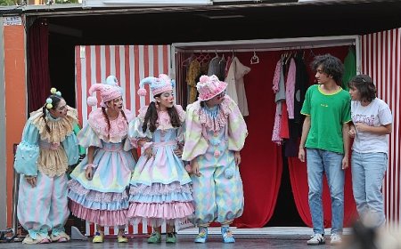 Karabağlar’da Çocuklar Sahnede Parladı: Ekran Kapandı, Eğlence Başladı!