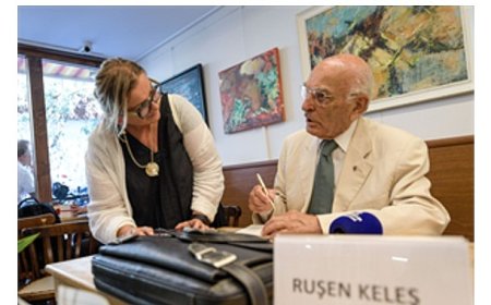 Başkan Tugay Prof. Dr. Ruşen Keleş’in imza gününe katıldı