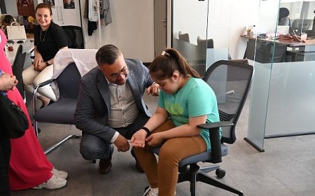 Büyükşehir’in “Ben Buradayım” Projesinde Bileklik Dağıtımı Sürüyor