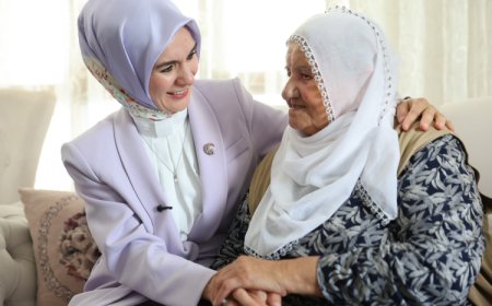 Elazığ’ın fenomen babaannesine Bakan Göktaş’tan sürpriz ziyaret