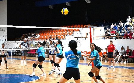 Kemer Belediye Voleybol Takımı galibiyetle başladı
