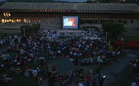 Gölcüklülerden açık havada film gösterimine yoğun ilgi