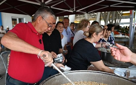 Kemer Belediyesi’nin aşure ikramları sürüyor