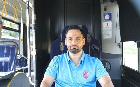 Seyir Halindeyken Fark Etti, Aracını Durdurdu, Koşarak İndi, Yanmakta Olan Türk Bayrağını Elleriyle Söndürdü