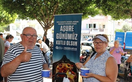Antalya Büyükşehir Belediyesi’nin geleneksel aşure ikramları devam ediyor