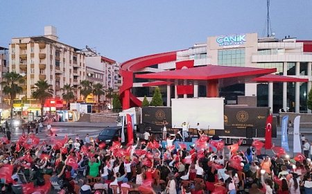 Canik Belediyesi’nin Açık Hava Konser ve Sinema Gecesi coşku dolu anlara sahne oldu.