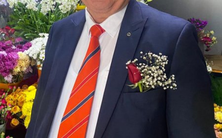 Harita Mühendisi Halil Gök, 20 yıldır cebinde çiçekle çevreyi güzelleştiriyor… 365 gün cebinde çiçek taşıyor