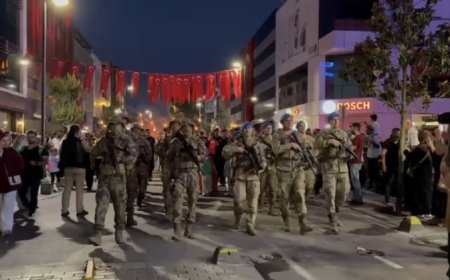 Düzceliler saygı duruşunda