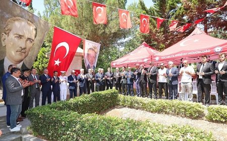 Aktaş ve Büyükakın, dua okudu, karanfil bıraktı