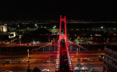 Kocaeli’de üst geçitler al bayrağın renkleriyle ışıldadı