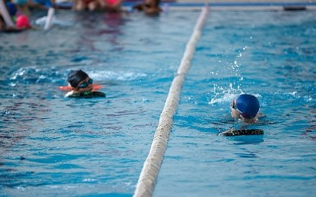 Buca Belediyesi’nin yüzme kursuna çocuklar akın etti