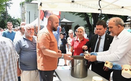 Başkan Aydın vatandaşlara aşure dağıttı