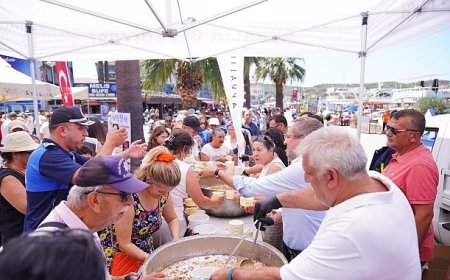Cumhuriyet Meydanı’nda Aşure Bereketi: Binlerce Kişiye Aşure İkramı