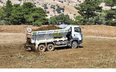 Selçuklu Belediyesi Üreticilere Kamyon Üzeri Gübre Dağıtım Makinesi ile Kolaylık Sağlıyor