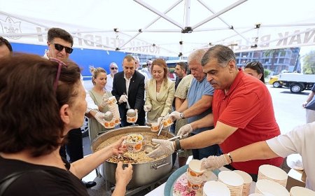 Konak’ta aşure bereketi: Başkan Mutlu’dan vatandaşlara ikram