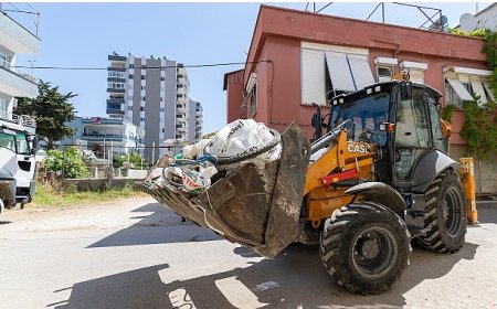Yenişehir Belediyesi “çöp ev” niteliğindeki meskenden 10 kamyon çöp çıkardı