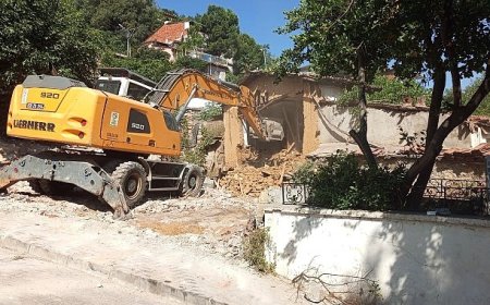 Tehlike saçan metruk binalar yıkıldı