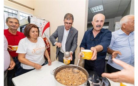 Başkan Tugay aşure bereketini paylaştı