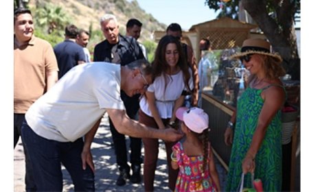 Başkan Tugay yangın bölgelerini yalnız bırakmıyor